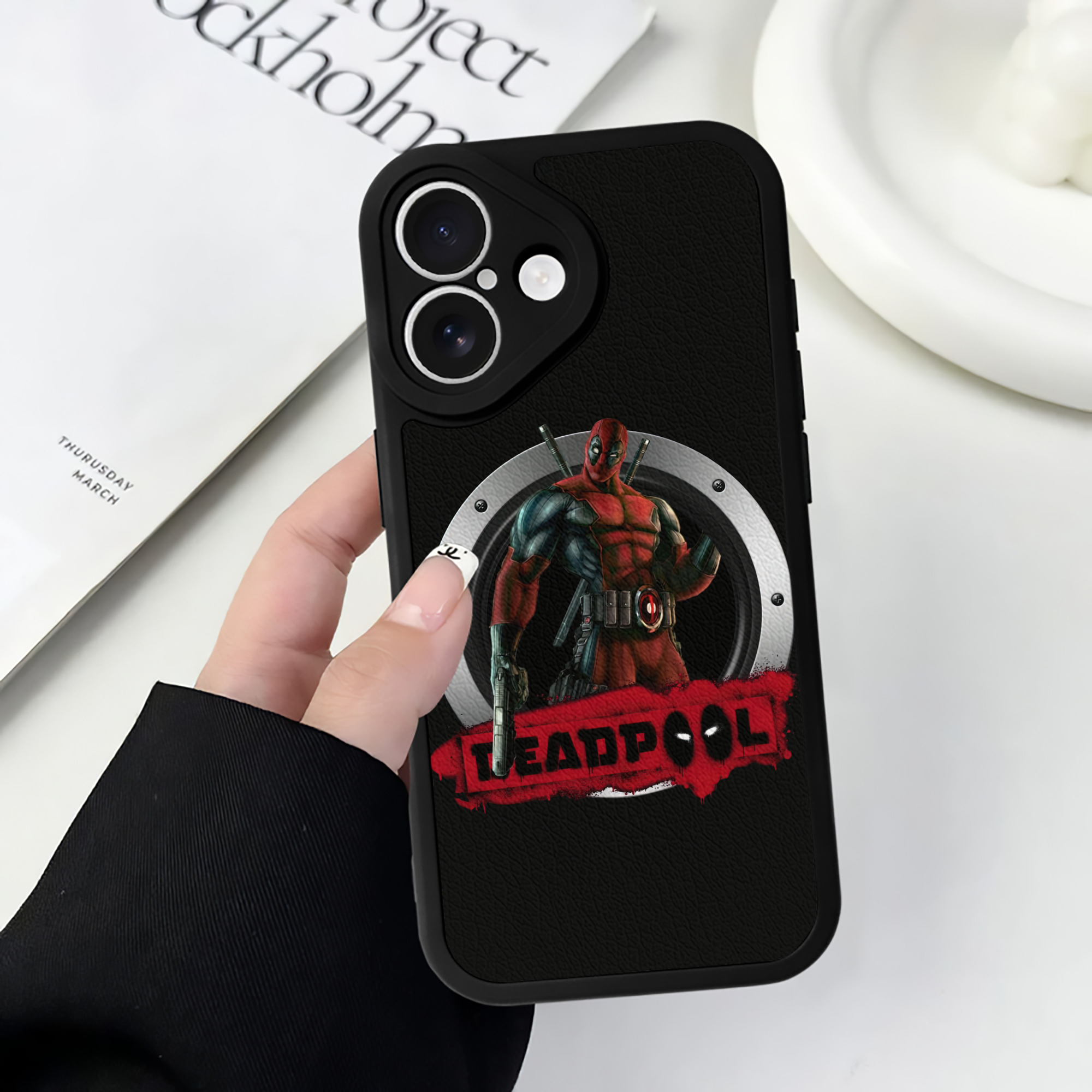 （画像用） Deadpool デッドプール 【iPhone 16シリーズ対応】シリコンスマホケース（レザー調） 材質：シリコン